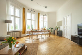 KAISER 02 l Rockchair Apartments l Cozy Family & Business Flair 155 sqm 3 Bedrooms Boxspringbeds 3 Balcony 2nd Floor Elevator up to 10 guests welcomes you!